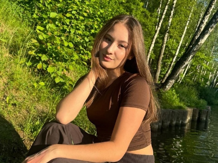 Выступающая в одиночном катании российская фигуристка Софья Акатьева поделилась портретными фотоснимками. 18-летняя спортсменка сделала селфи.
