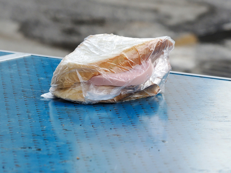 Два человека погибли и более 10 пострадали из-за бутерброда с колбасой в Италии