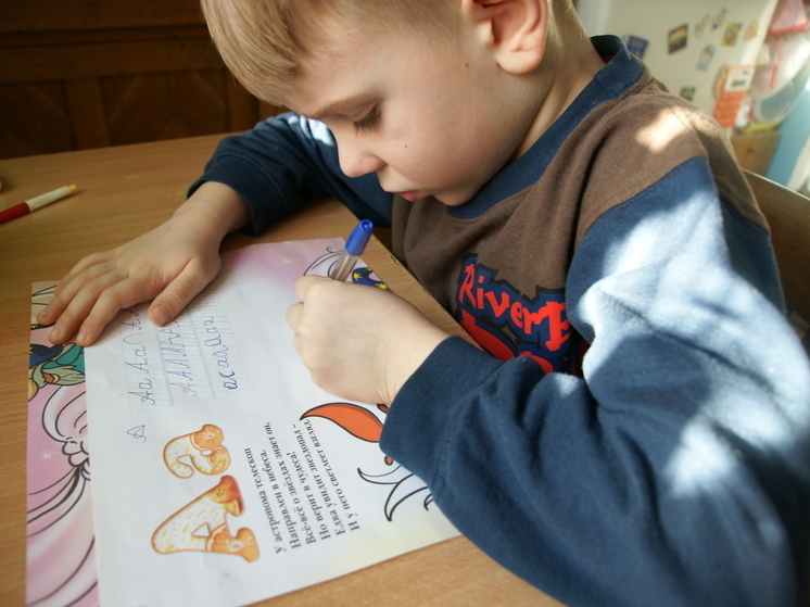 Нейропсихолог Петровская: переучивание ребенка-левши на правшу может нанести вред