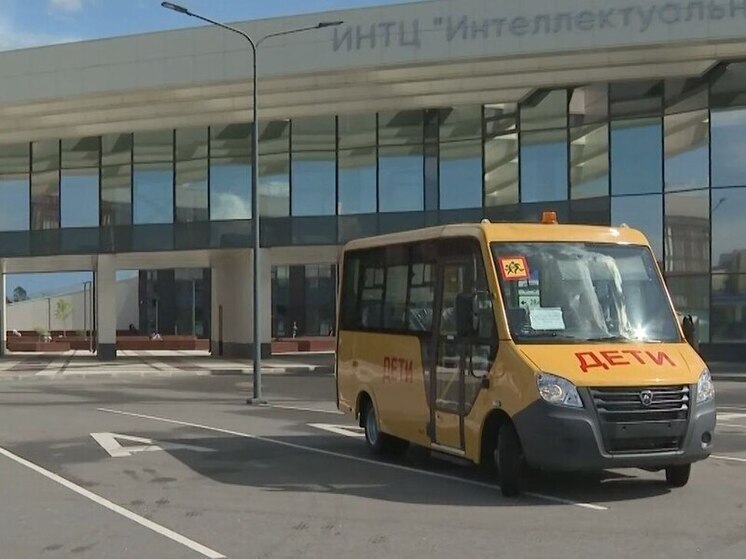 Три новгородских округа получили новые школьные автобусы
