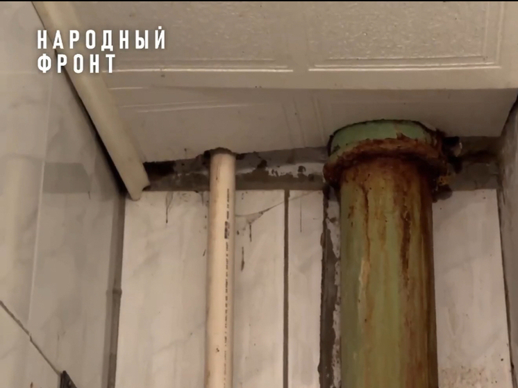 Аварийная труба отравляет жизнь жителям дома на Комсомольском переулке в Орле
