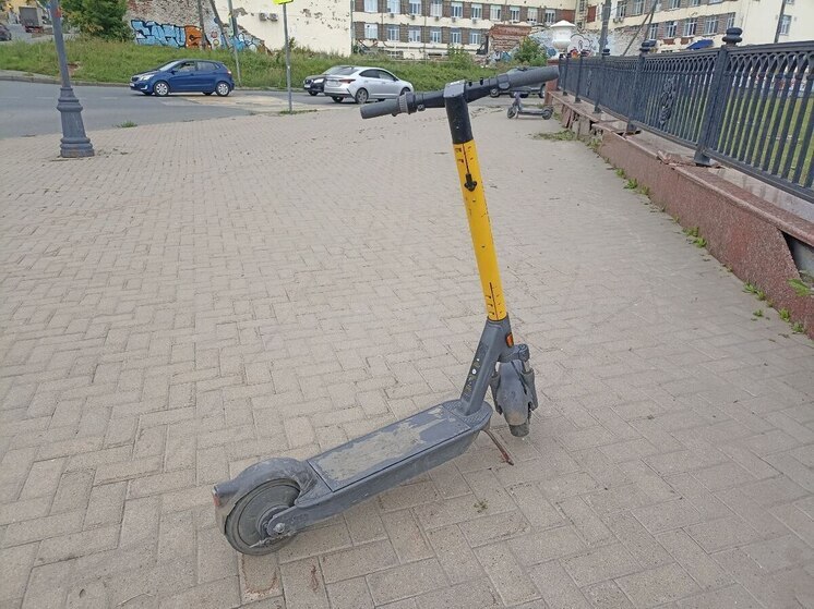 В Великом Новгороде пьяный самокатчик влетел в джип петербуржца на 360 тысяч рублей
