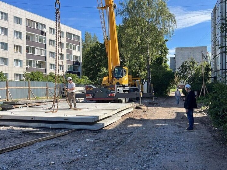 В пострадавшем от пожара доме в Приморске монтируют перекрытия второго этажа
