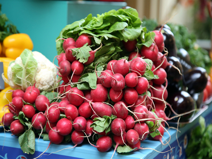 Пока в стране на отдельные продукты фиксируется долгожданная дефляция, эксперты уже говорят об их грядущем подорожании. Не когда-нибудь, а  прямо здесь и сейчас,  с сентября, на традиционные 5-10 %. Ведущий программы «Сельский час», кандидат экономических наук Игорь Абакумов не участвует в таких дискуссиях. Но уверен, что  цены снижаться не будут. И объясняет – почему?
