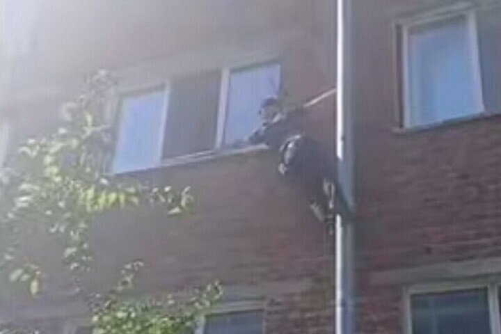 Полицейские спасли малыша от падения из окна