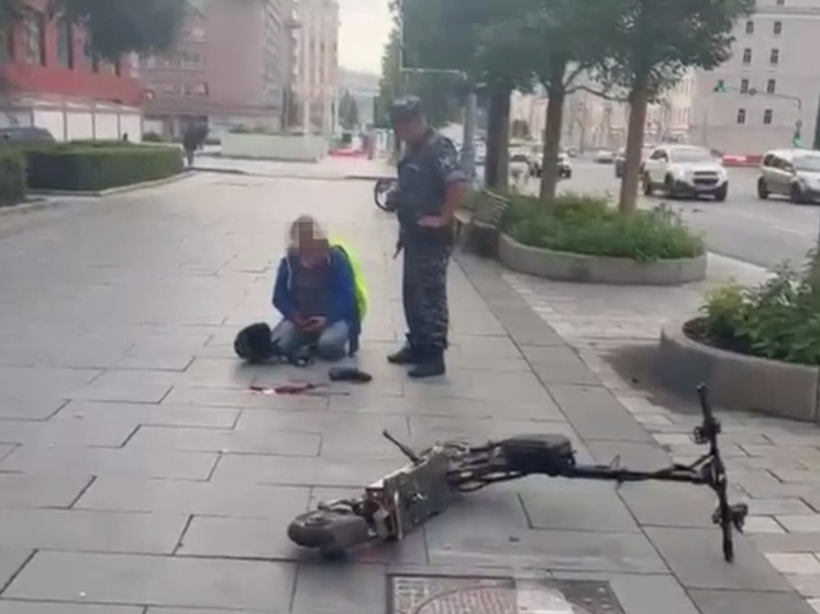 Росгвардейцы оказали помощь упавшему с самоката мужчине в центре Москвы