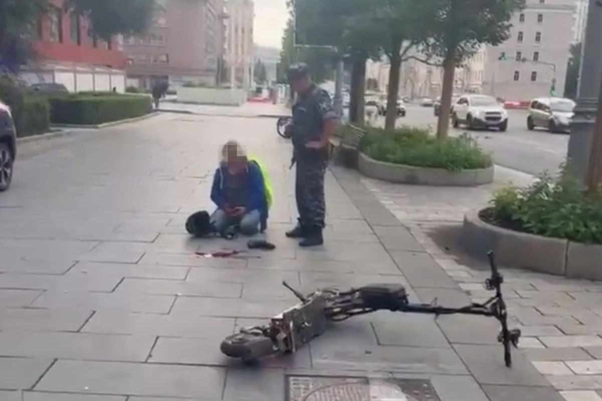 Росгвардейцы оказали помощь упавшему с самоката мужчине в центре Москвы
