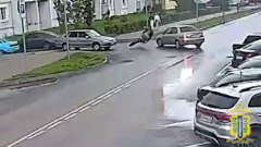 В Липецке 17-летний парень на электровелосипеде попал под колеса сразу двух машин