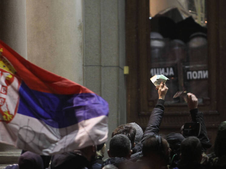 Вучич: более 120 сторонников правящей партии пострадали в драках с протестующими