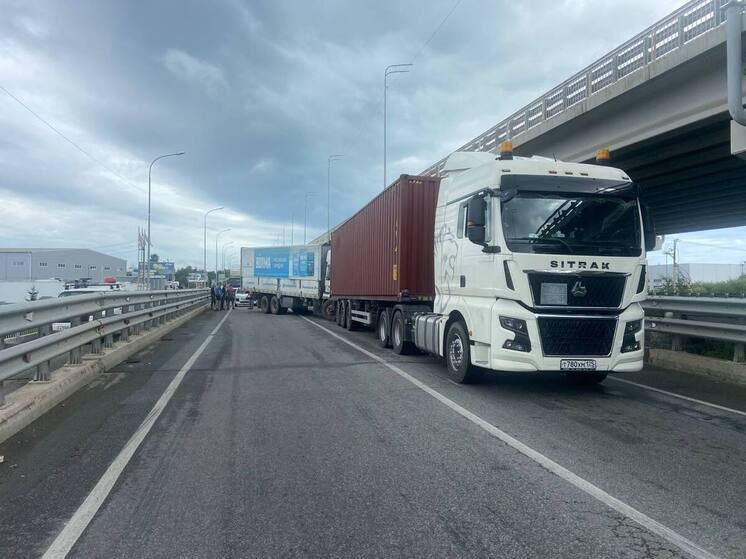 Грузовик и фургон столкнулись на трассе в Приморье