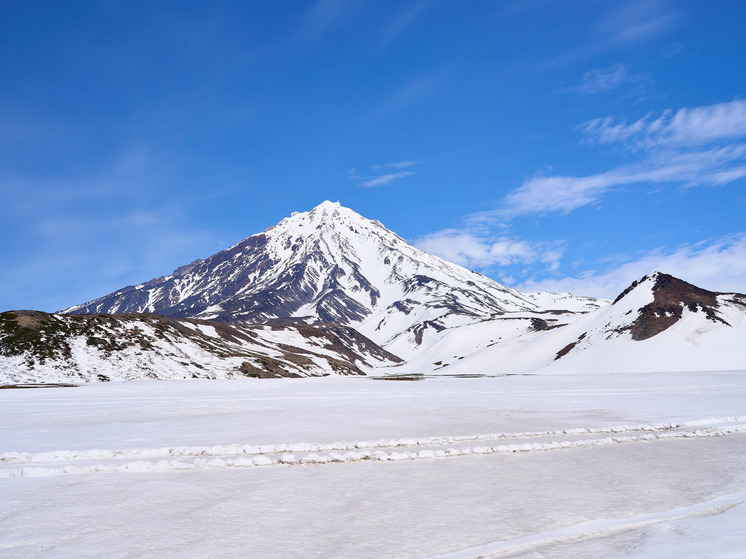 На Камчатке вулкан Крашенинникова выбросил пепел на высоту три километра