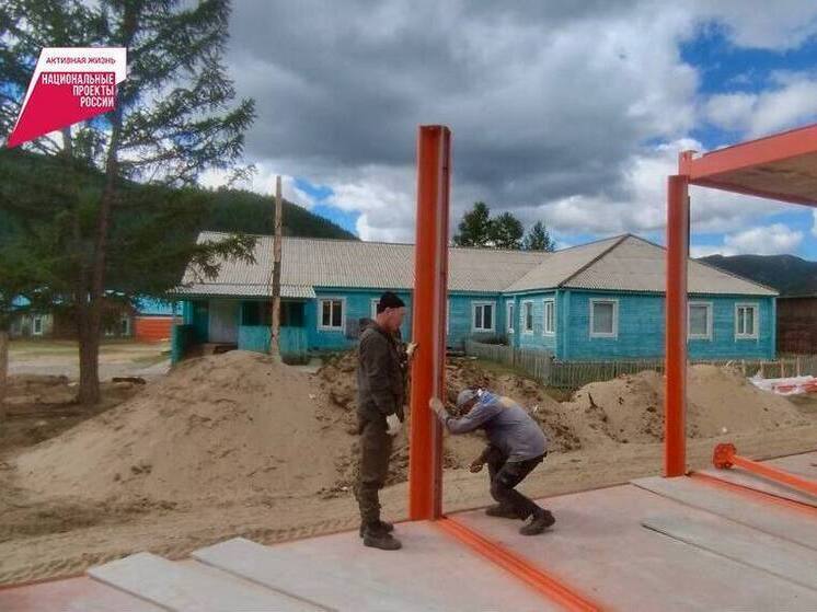 В райцентре Окинского района Бурятии монтируют основание под модульную поликлинику