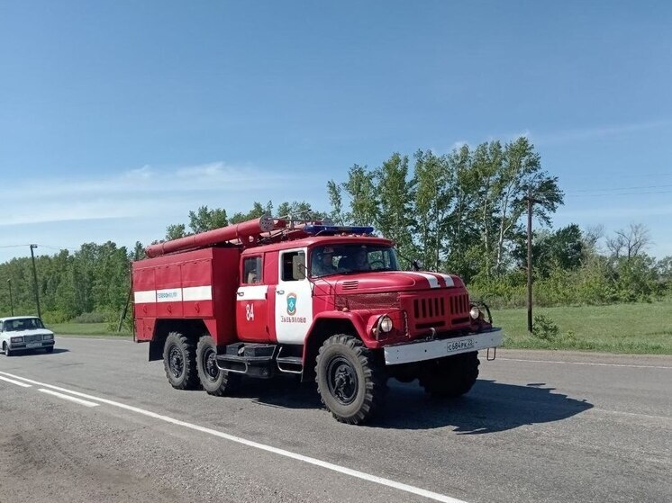 В Барнауле из-за неосторожного обращения с огнем вспыхнул ангар с утеплителем