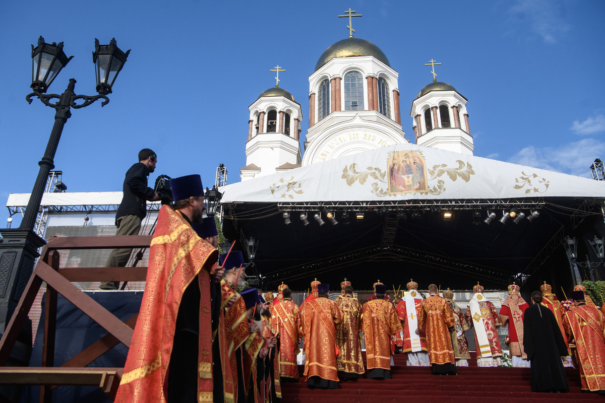 Священник в Екатеринбурге просит власти перенести главный городской праздник