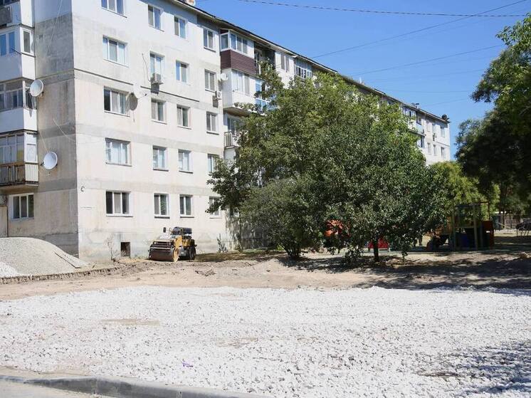 В Бахчисарае идет благоустройство придомовой территории по улице Гагарина