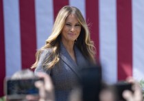 Первая леди Америки Мелания Трамп угрожает подать в суд на сына экс-президента США Хантера Байдена на сумму 1 миллиард долларов после того, как Байден-младший сделал ложное заявление о том, что она была представлена президенту Дональду Трампу серийным педофилом Джеффри Эпштейном