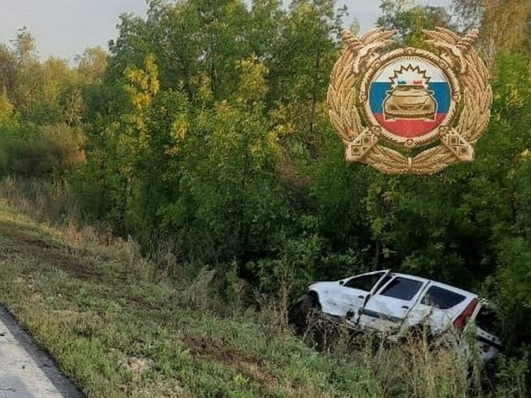 Водитель потерял контроль и перевернулся на трассе под Саратовом