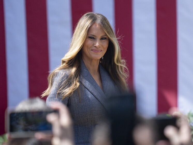 Первая леди Америки Мелания Трамп угрожает подать в суд на сына экс-президента США Хантера Байдена на сумму 1 миллиард долларов после того, как Байден-младший сделал ложное заявление о том, что она была представлена президенту Дональду Трампу серийным педофилом Джеффри Эпштейном