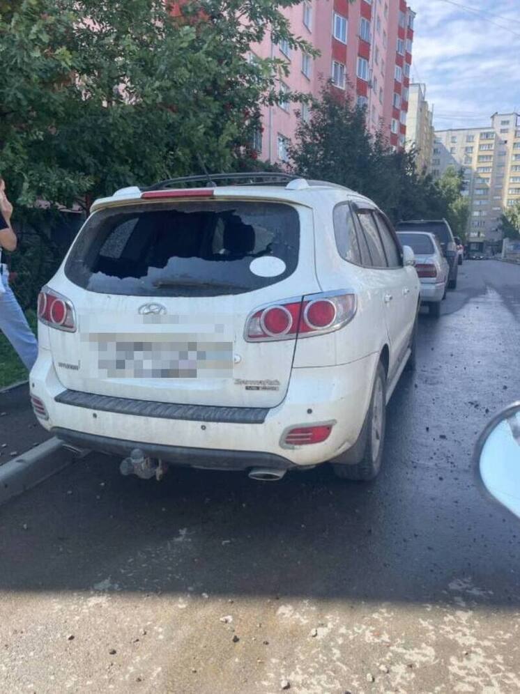 В Новосибирске во время гидроиспытаний прорвало теплосеть и повредило автомобили