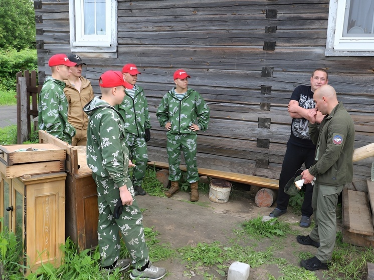 Вместе со старшими наставниками ребята оказали помощь в решении бытовых вопросов ветерану специальной военной операции, который получил серьезные ранения в бою