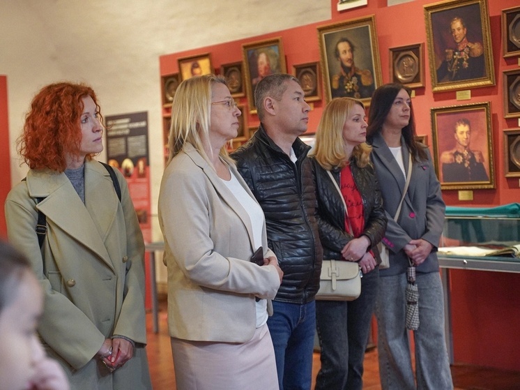 Творческие задания и бесплатные экскурсии пройдут в Псковском музее в День Государственного флага России