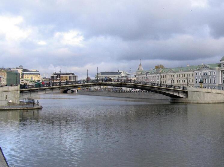Женщина попыталась прыгнуть с моста в центре Москвы