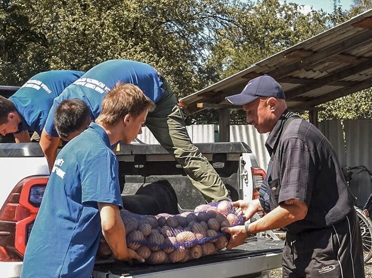 Активисты "Молодой Гвардии Единой России" передали гуманитарную помощь жителям Горняка в ДНР