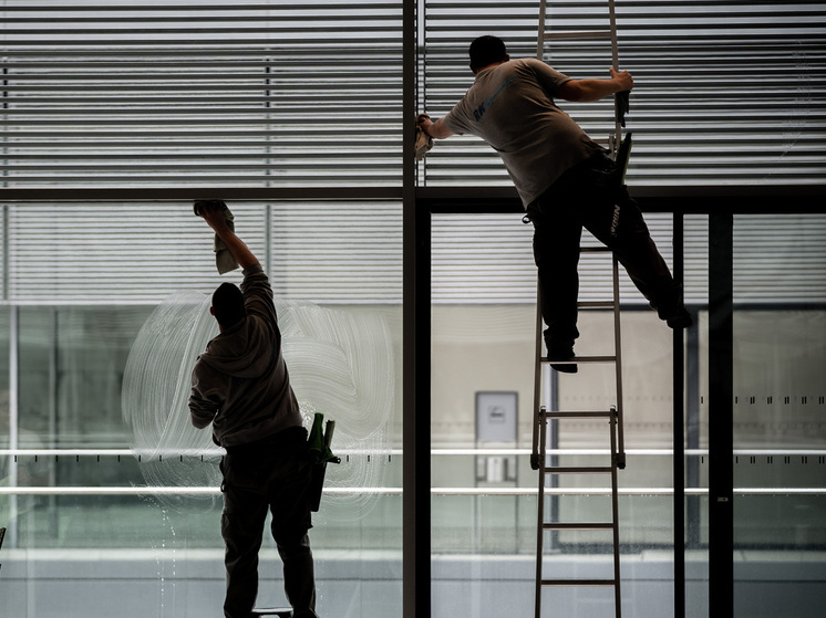 Житель Зеленограда едва не сломал руку, пытаясь помочь другу вымыть окна