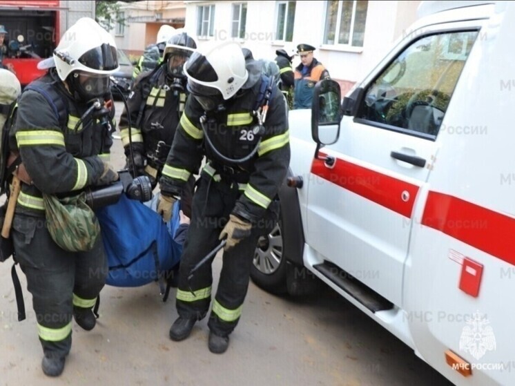 В Орловской области спасатели помогли транспортировать в автомобиль СМП мужчину без сознания