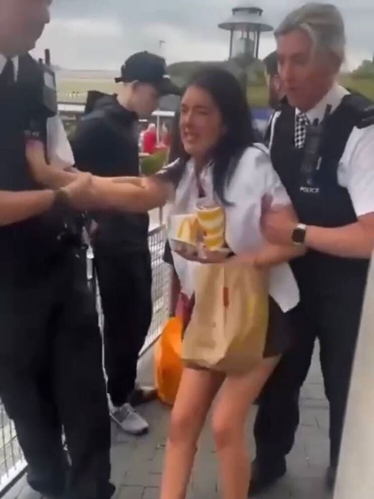 В Британии полиция арестовала 13-летнюю девочку за нарушение правил сети кафе