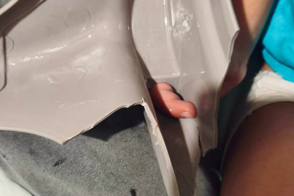 В Подмосковье спасатели помогли ребенку вытащить застрявший в горшке палец