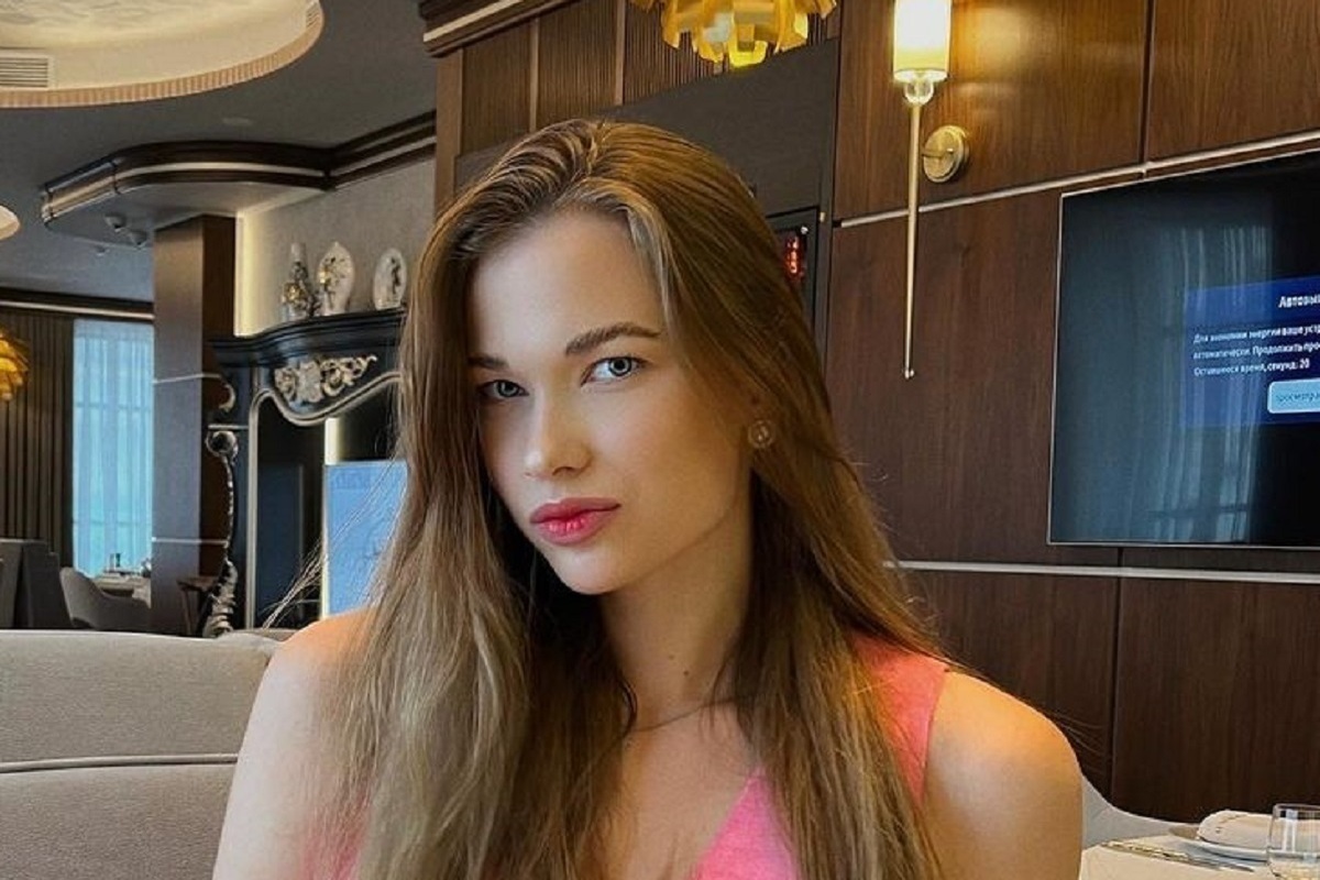 Гимнастка обнажила красивый живот