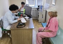 Медики проводят профилактический осмотр пациентов