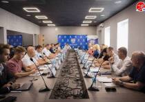 В рамках деловой встречи были представлены конкретные предложения, планы и экономические расчеты. 
