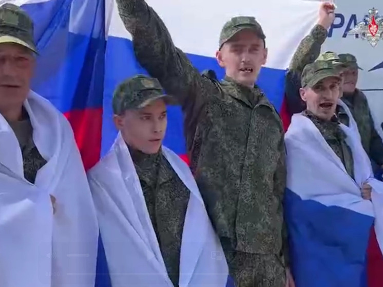 "Мы дома": кадры освобожденных российских военнопленных опубликовало МО