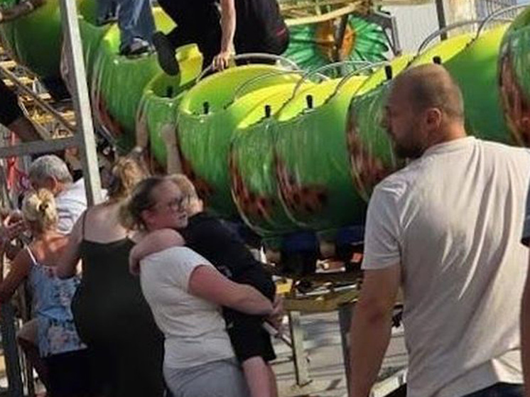 В популярном парке развлечений Кони-Бич в Великобритании произошел трагический инцидент — аттракцион «Странный червяк» неожиданно сошел с рельсов