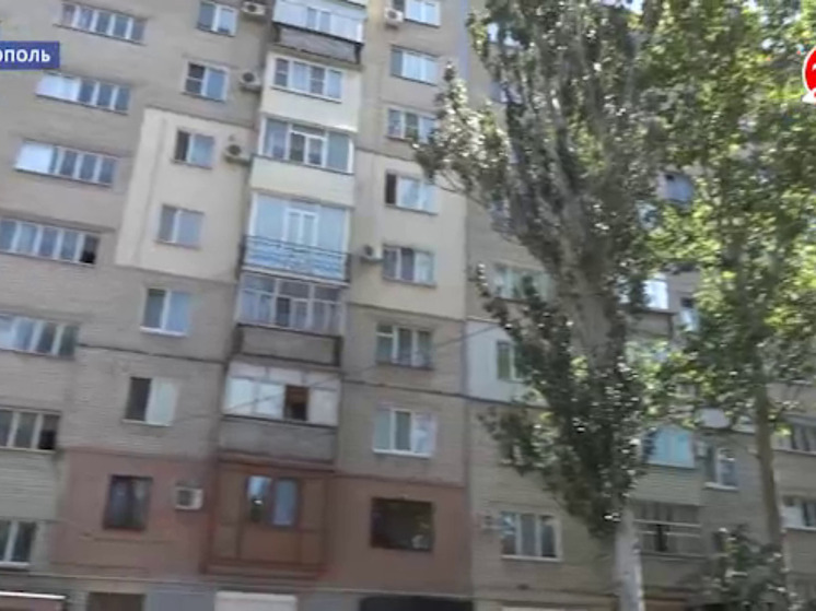 В Мелитополе продолжается текущий ремонт кровель многоквартирных домов