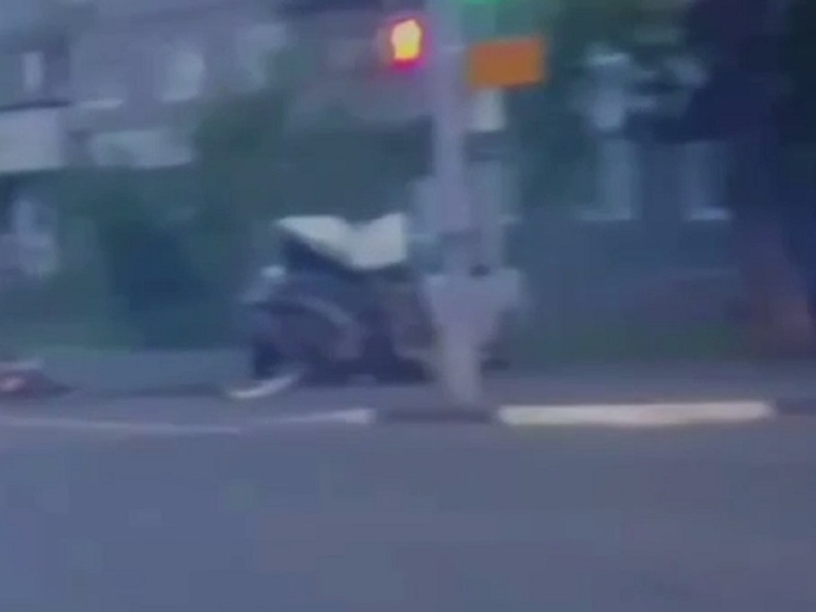 В Кургане пьяный водитель Toyota уходил от погони и врезался в ЛЭП