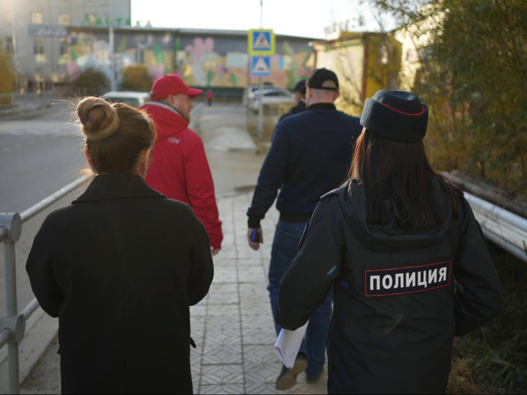 Полиция задержала мужчину, избивавшего женщину у подъезда в Якутске
