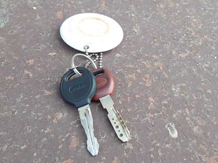 Петербурженка нашла ключ под подоконником и обокрала пункт выдачи на 60 заказов