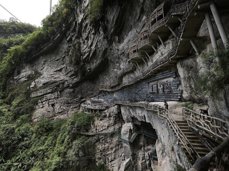 В Китае открыли книжный магазин в скале возрастом 100 миллионов лет