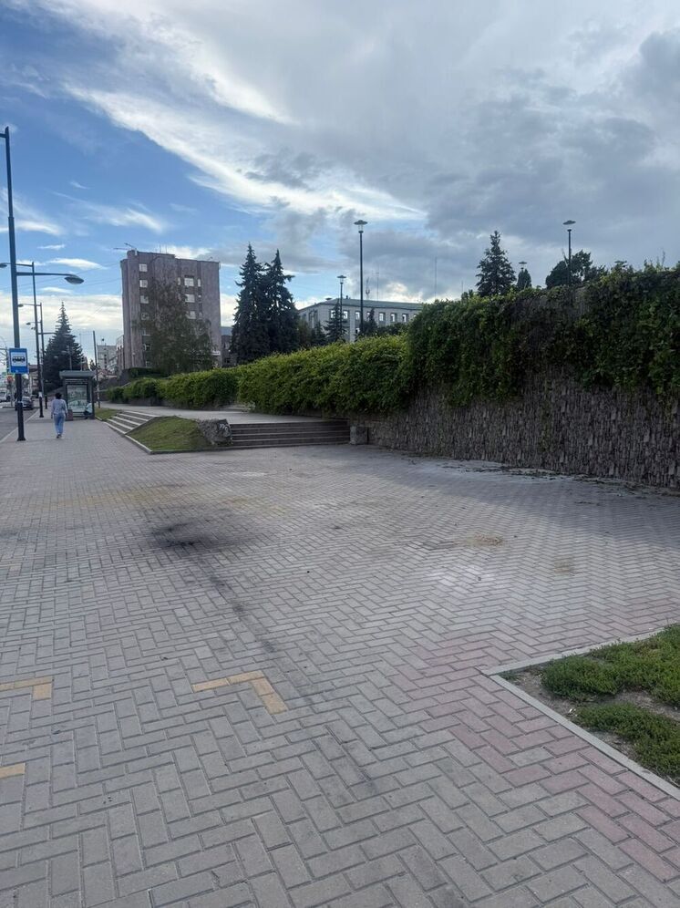В Липецке демонтировали нелегальный торговый павильон на Театральной площади