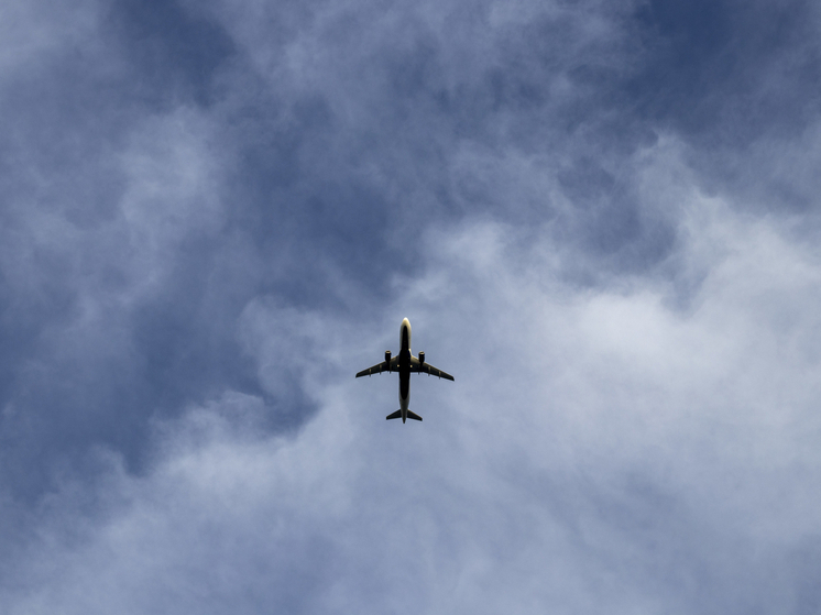 В небе над Самарой пилотов самолета Boeing 737-800 пытались ослепить лазером
