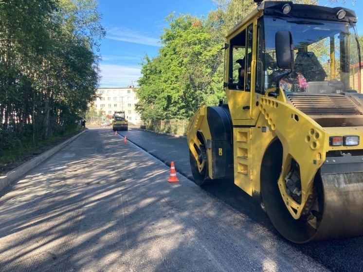 В Мурманске начали укладку асфальта на улице Магомета Гаджиева