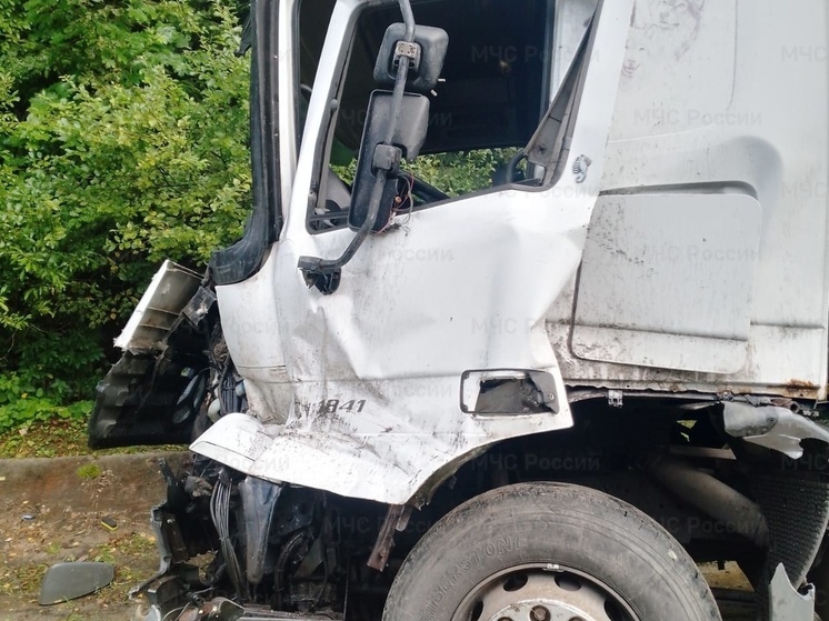 Две фуры не поделили дорогу под Думиничами