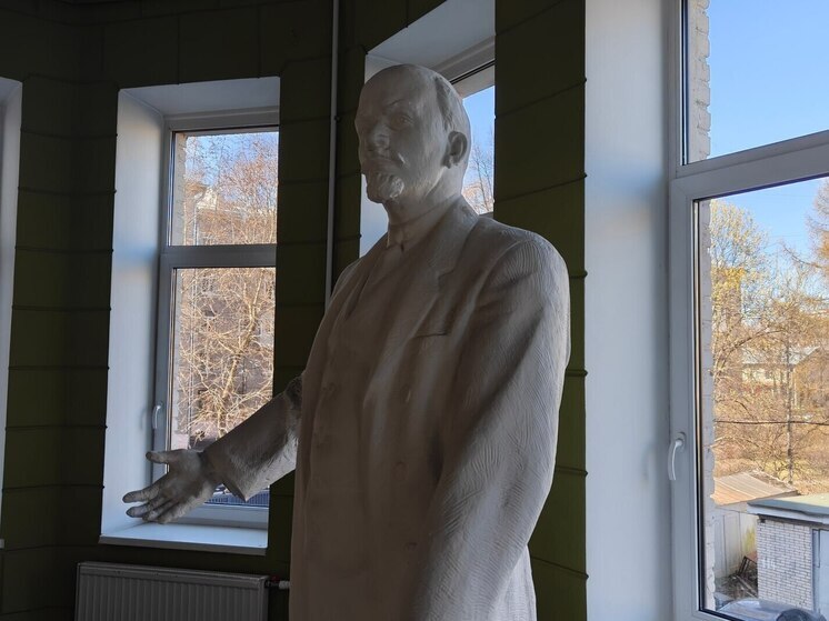 Оголтелые подростки налетели с кулаками на клона Ленина в Петербурге