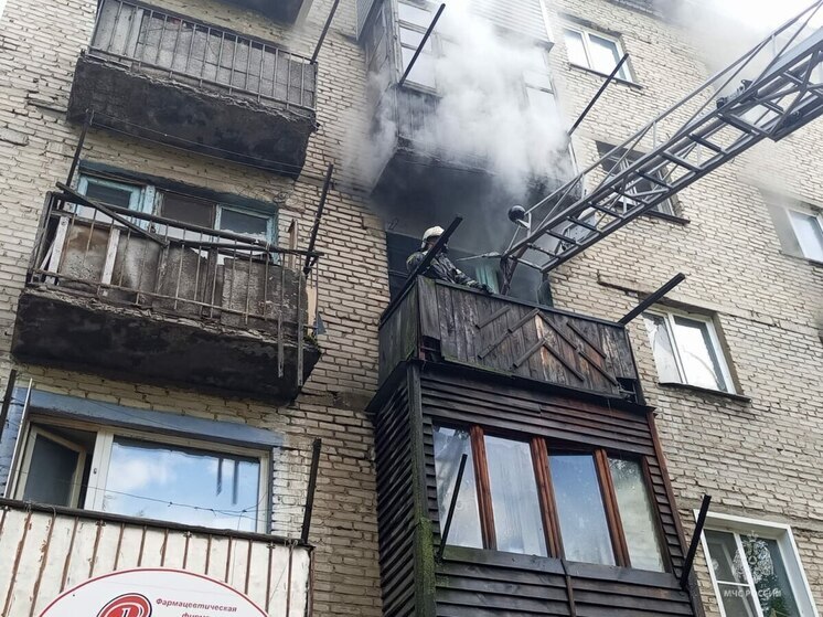 В Рубцовске из горящей малосемейки спасли 10 взрослых и троих детей