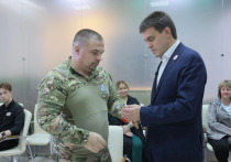 Об этом рассказали в пресс-службе Правительства Красноярского края
Губернатор Красноярского края Михаил Котюков в торжественной обстановке вручил ключи от новых автомобилей двум участникам специальной военной операции