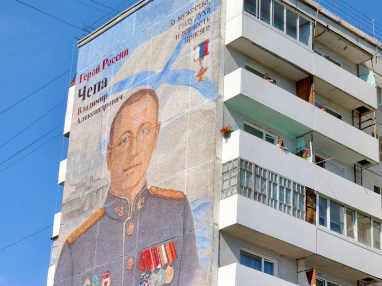 В Минусинске увековечили память Героя России: на фасаде дома появился портрет