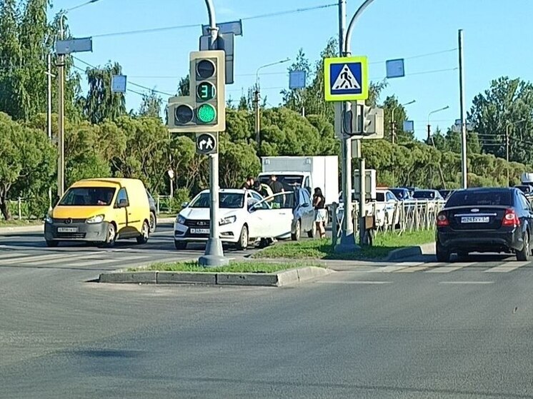 "Логан" догнал "Ладу". Теперь все на Алмазной стоят